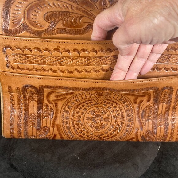 Vintage Hand Tooled, Large Mexican Leather Purse with beautiful artistry, 1970s - Picture 7 of 11